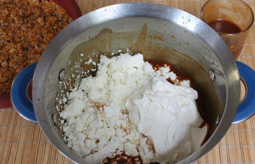 1. Этап. Карамельный торт без выпечки: Готовим творожный слой. В кастрюлю с теплой карамелью добавляем творог и сметану.