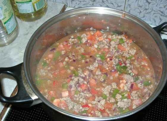 1. Этап. Суп чили с фасолью: 6. Вливаем говяжий бульон и доводим суп до кипения, варим все около двадцати минут.