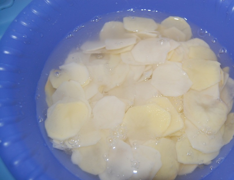 1. Этап. Грибная запеканка с картофелем: Картофель порежьте кружками.