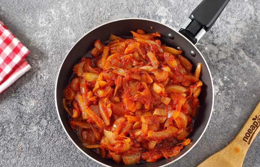 1. Этап. Икра из баклажанов на зиму Пальчики оближешь: Добавьте томатную пасту и тушите около трех минут.