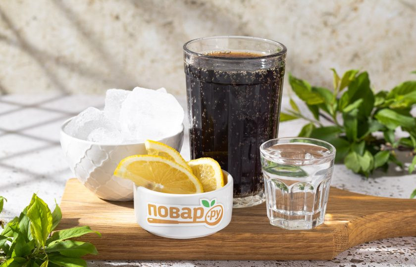 1. Этап. Коктейль водка с колой: Подготовьте все ингредиенты. Колу и водку предварительно охладите несколько часов в холодильнике. Стакан желательно тоже брать охлажденный.