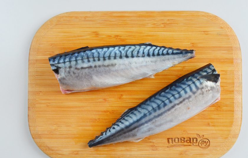 1. Этап. Скумбрия соленая: Тушки тщательно промойте, отрежьте головы и хвосты, удалите внутренности. Хорошо промойте внутри холодной водой.