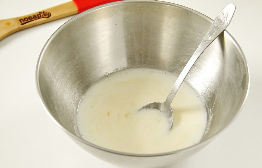 1. Этап. ПП пирог с капустой: Добавьте кефир комнатной температуры и перемешайте.