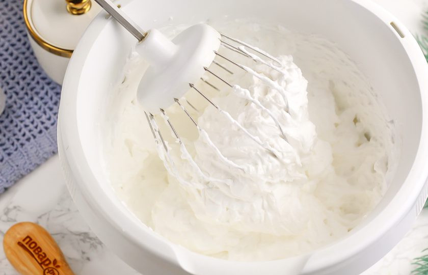 1. Этап. Торт Змея на Новый год: Добавьте творожный сыр и еще раз взбейте 1-2 минуты. По желанию в этот момент можно добавить ароматизатор.