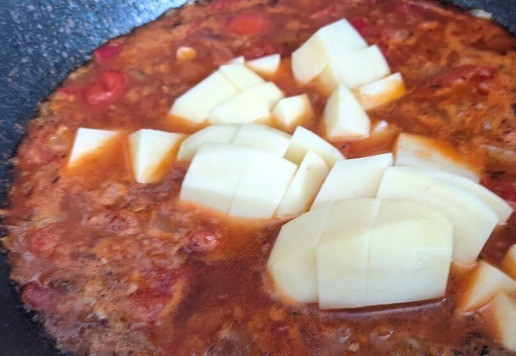 1. Этап. Густой суп испанских рыбаков Мармитако: Кладём порезанный кубиками картофель. Доводим до кипения, варим на среднем огне 20 минут.