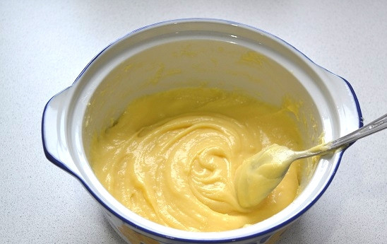 1. Этап. Профитроли с красной икрой: 7. Количество яиц зависит от их размера и плотности теста. В результате тесто должно быть гладким, но не жидким.