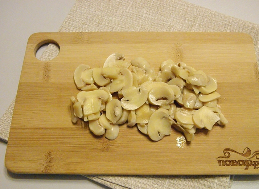 1. Этап. Салат из курицы с майонезом: Грибочки порежьте тонкими слайсами.