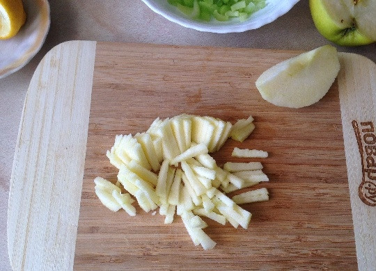 1. Этап. Свежий салат с сельдереем, яблоком и клюквой: 3. Яблоко очистим и нарежем соломкой. Яблоко можно использовать любое (кислое или сладкое), все зависит от вашего вкуса :)