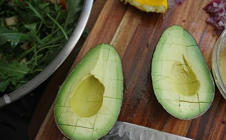 1. Этап. Салат из руколы и авокадо: Далее нарезаем яблоко мелкими кубика, обливаем оставшимся лимонным соком (чтоб яблоко не потемнело), режем авокадо и измельчаем лук. Все ингредиенты добавляем в салатницу.