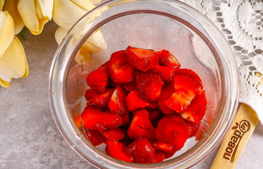 1. Этап. Маршмеллоу из клубники: Клубнику промойте в воде, удалите хвостики и нарежьте слайсами в глубокую емкость.