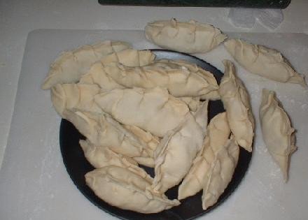 1. Этап. Японские пельмени Gyoza: Разогреваем масло в сковороде. Бросаем пельмени. Обжариваем в течении 3 минут. Добавляем 1/2 стакана воды и закрываем крышкой на 5 минут. Снимаем крышку и готовим ещё 5 минут.