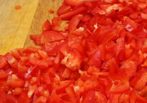 1. Этап. Салат в желе: 4. Измельчаем болгарский перец кубиками небольшого размера. Смешиваем колбасу, перец и морковь.