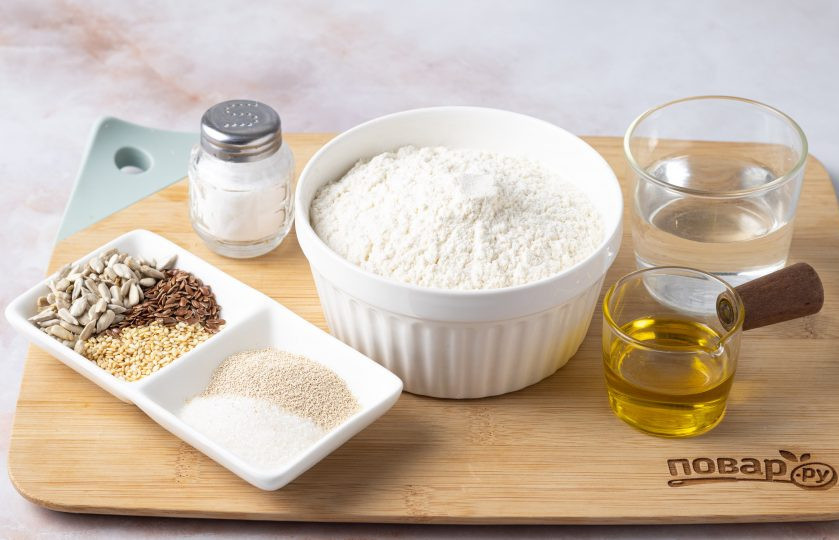 1. Этап. Зерновой хлеб на дрожжах: Подготовьте все ингредиенты.