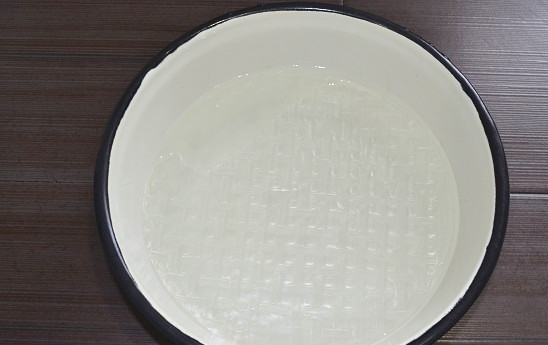 1. Этап. Спринг роллы с крабовыми палочками: 4. Подготовьте мисочку с теплой водой. Опустите в воду лист рисовой бумаги на 5 секунд.