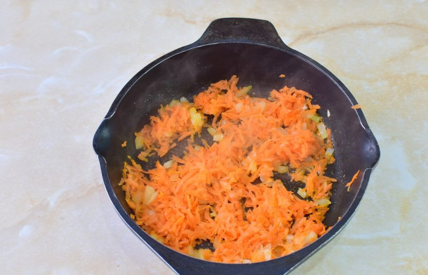 1. Этап. Рассольник с рисом и колбасой: На горячую сковороду налейте немного растительного масла и обжарьте морковь с луком 2-3 минуты.