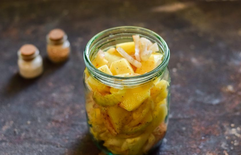 1. Этап. Картошка в банке в духовке: Перемешайте картофель, сбрызните маслом, переложите в банку. Горлышко банки прикройте пищевой фольгой и поставьте банку в холодную духовку, после включите и прогрейте до 150 градусов. Готовьте картофель 70 минут. Спустя время духовку выключите и оставьте картофель в духовке еще на полчаса. После подавайте картошку к столу.