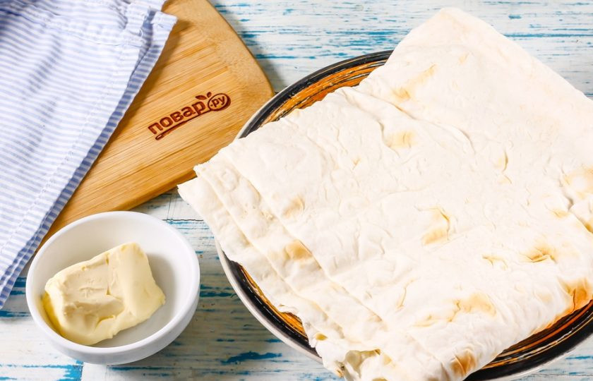 1. Этап. Трубочки из лаваша: Подготовьте указанные ингредиенты. Прогрейте духовку до 200 градусов.