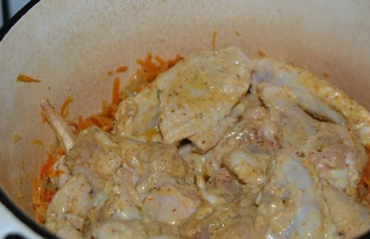 1. Этап. Куриные крылышки в сметане: 8. К обжаренным овощам отправить крылышки.