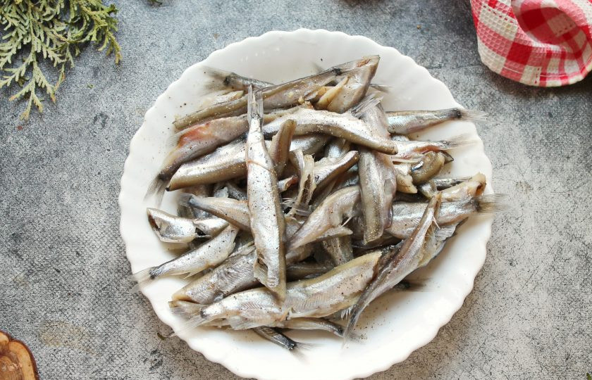 1. Этап. Мойва фри: У мойвы удалите голову, внутренности и черную пленку, которая даст горечь. При желании можно удалить и центральную кость. Рыбу сполосните, посолите и перемешайте. Дайте постоять 3-5 минут, за это время рыба просолится и обсохнет.