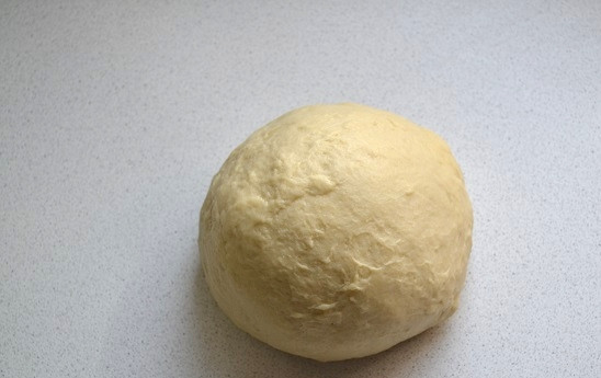 1. Этап. Яблочный торт с коричным кремом: Замесите однородное тесто.