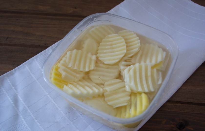 1. Этап. Свинина с картошкой на сковороде: Картофель нужно очистить от шкурки и нарезать фигурно. Можно и просто нарезать тонкими кружочками, но фигурная нарезка в готовом блюде смотрится солиднее. Картофель залейте водой и отставьте.