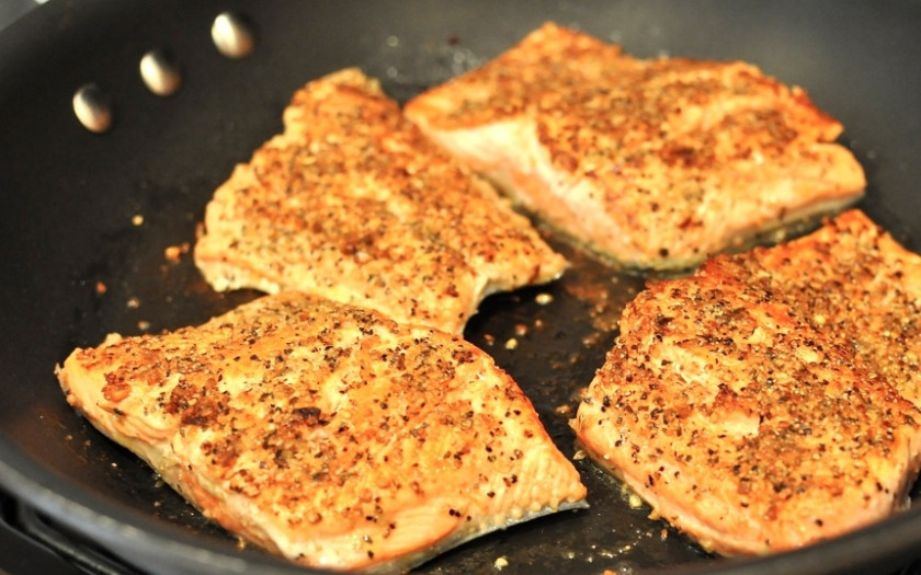 1. Этап. Филе лосося на сковороде: Затем переворачиваем и обжариваем с другой стороны еще 3-4 минуты.