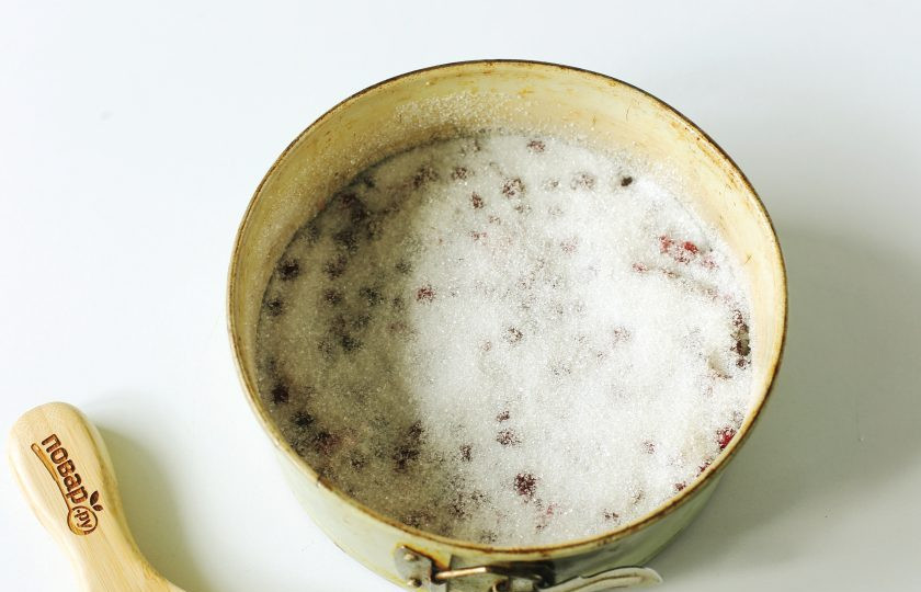 1. Этап. Бисквитный пирог с клюквой: Посыпьте клюкву оставшимся сахаром.