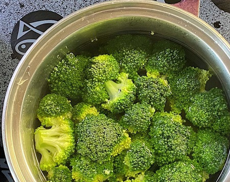 1. Этап. Запеканка с брокколи и индейкой: Капусту разберите на небольшие соцветия и отварите в подсоленной воде, в течение двух минут. Откиньте на дуршлаг.