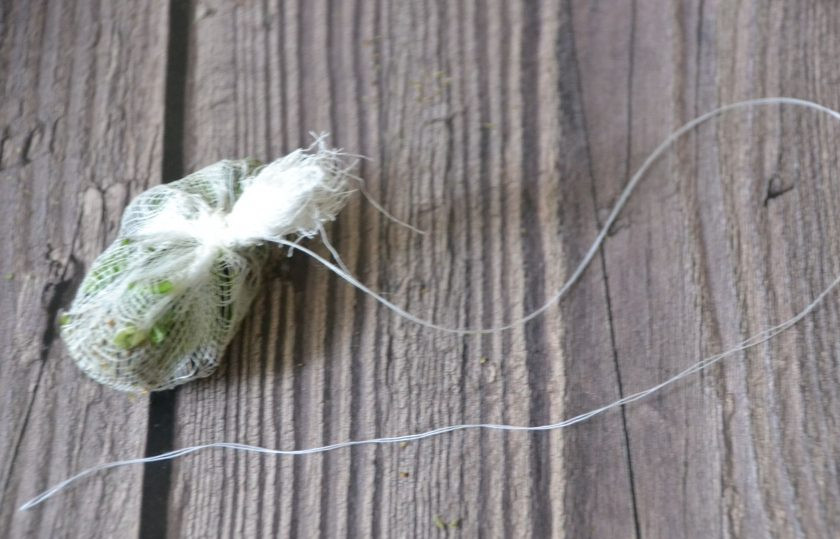 1. Этап. Белый бульон: Завяжите ниткой в узелок с длинным хвостиком.