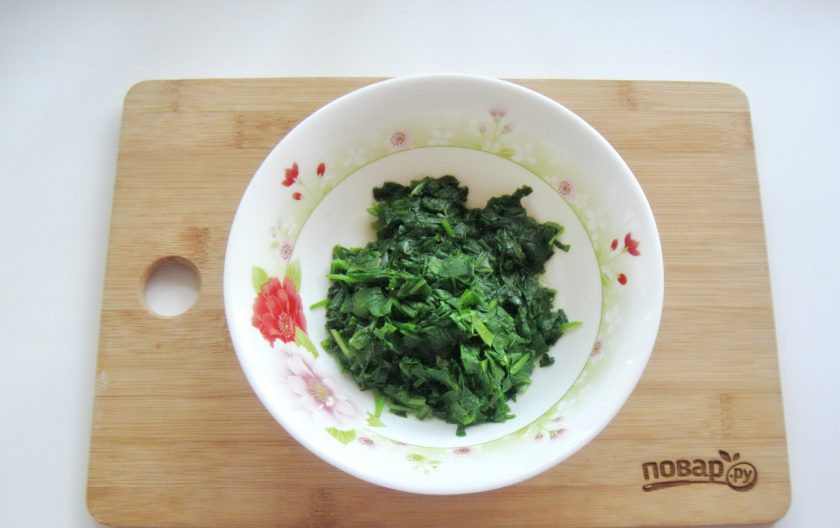 1. Этап. Греческая улитка с сыром и шпинатом: Выложите шпинат в миску.