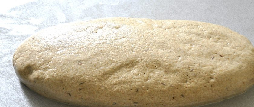 1. Этап. Рижский хлеб по ГОСТу: Сформуйте хлеб в виде батона, делайте это постоянно смачивая руки в воде и оглаживая тесто, чтобы избавиться от всех трещинок, добиваясь ровной и гладкой поверхности. Поставьте тесто на расстойку на 1 час 15 минут, лучше в духовку со включенной лампочкой, каждые 15 минут оглаживайте тесто влажными руками, старайтесь, чтобы батон на расплывался в стороны.