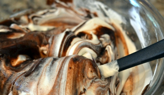 1. Этап. Торт Палермо: 3. Теперь - крем. Оставшуюся половину шоколада растопим, смешаем со взбитыми сливками и сахарной пудрой. Выкладываем крем поверх шоколадного бисквита в шоколаде. Отправим в холодильник.