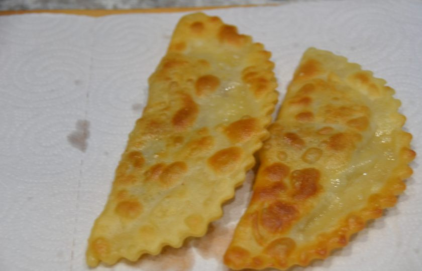 1. Этап. Чебуреки из говядины: Готовые чебуреки выкладывайте на бумажное полотенце, чтобы избавиться от остатков масла.