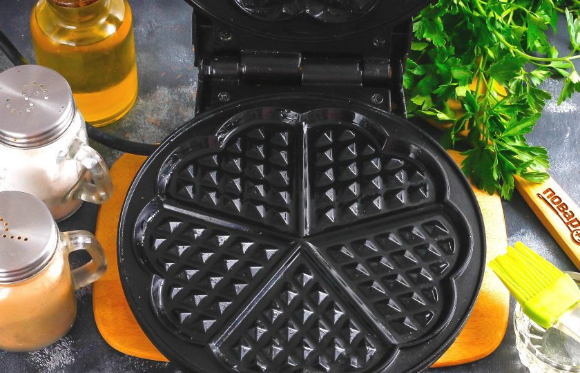 1. Этап. Омлет в вафельнице: Вафельницу прогрейте и смажьте ее панели снизу и сверху растительным маслом, используя кисточку. Обязательно смазывайте и верхние панели!