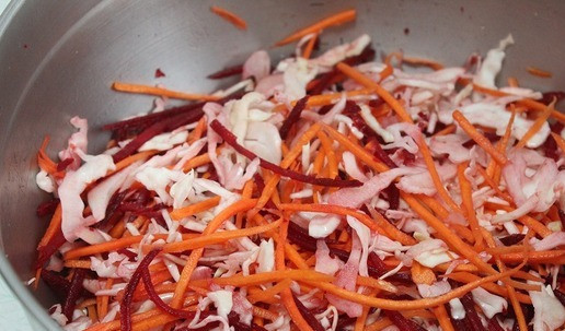 1. Этап. Салат Зимнее ассорти: Посолить, добавить сахар, перемешать.