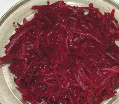 1. Этап. Холодник с картошкой: Свеклу отвариваем до готовности 20-30 минут, очищаем и натираем на крупной терке.