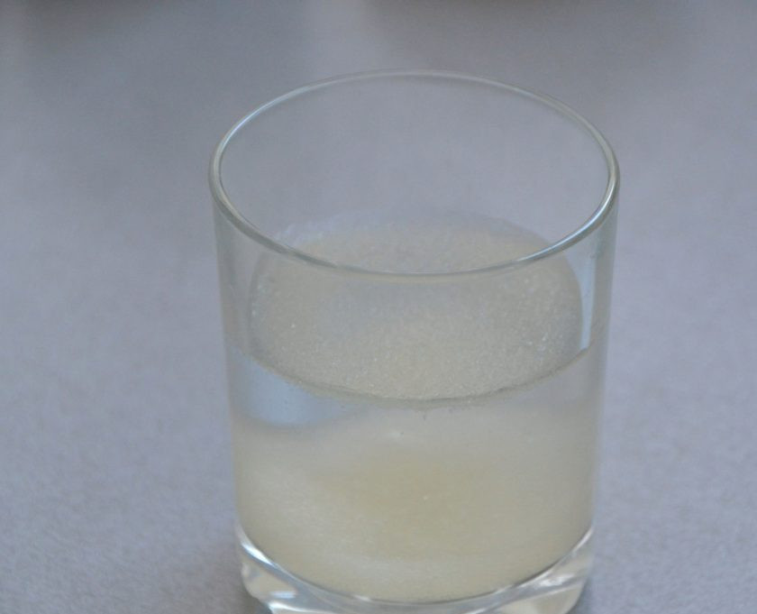 1. Этап. Лимонное парфе: Замочите желатин в воде на время, в соответствии с указаниями на упаковке.