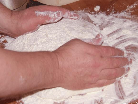 1. Этап. Домашнее тесто фило: 2. Посыпьте рабочую поверхность мукой и месите тесто, пока оно не станет мягким и пластичным, приблизительно 10 минут.