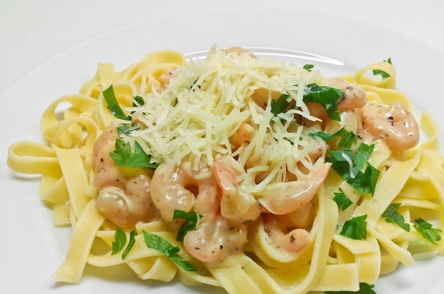 1. Этап. Фетучини с морепродуктами в сливочном соусе: 5. Сварите макароны. Для этого варите продукт необходимое по инструкции время. Влейте в воду стакан холодной воды. Выдержите под крышкой две минуты. Слейте воду. Уложите на тарелку макароны, положите креветки. Блюдо готово.