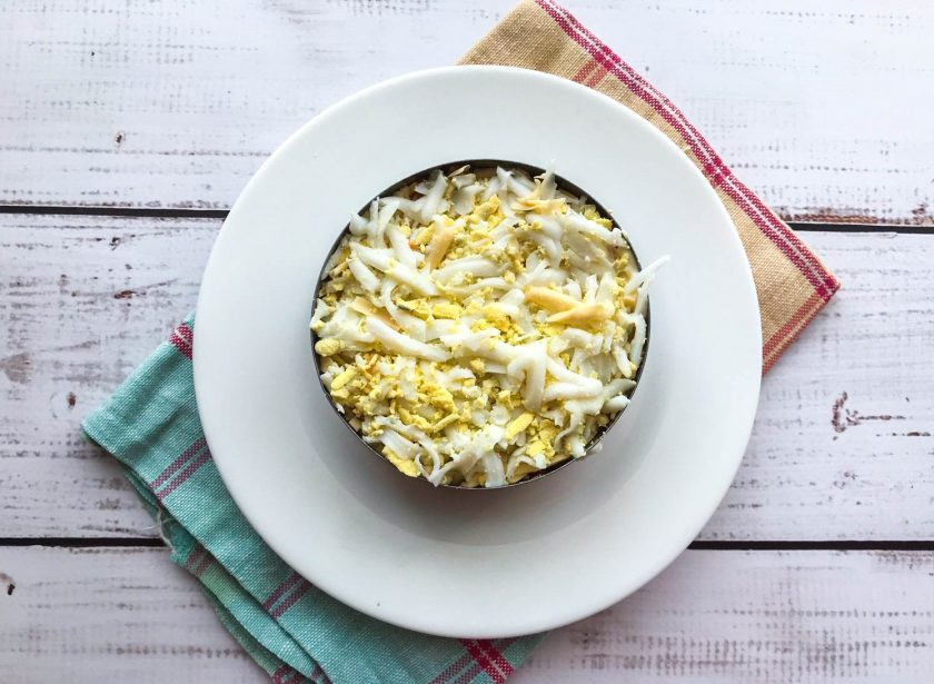 1. Этап. Салат со свеклой и шпротами: Яйца очистите от скорлупы, натрите на терке и выложите поверх сыра.