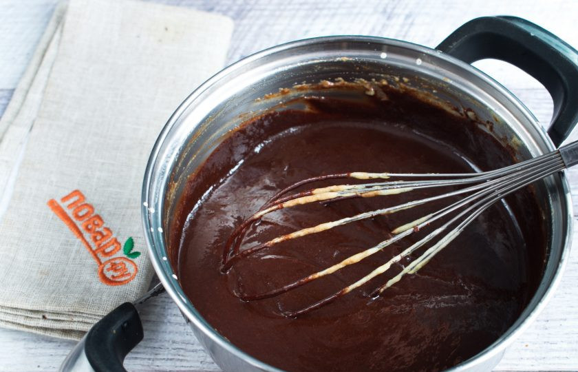 1. Этап. Шоколадный мусс со сливками: Добавьте шоколад в кастрюльку, перемешайте венчиком до однородности.