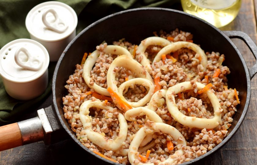 1. Этап. Гречка с кальмарами: Смесь перемешайте, готовьте не более 2 минут, чтобы кальмары не стали резиновыми.