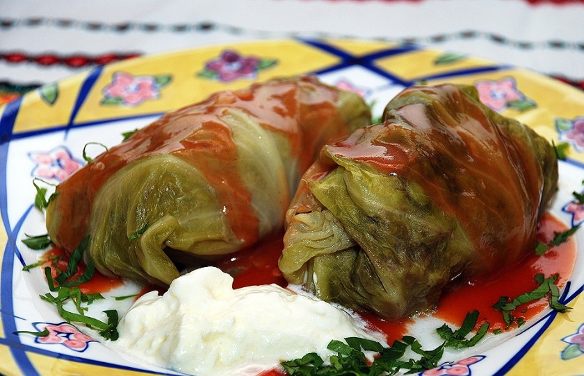 1. Этап. Голубцы по-украински: 5. Перед подачей поливаем соусом и сметаной, а также притрушиваем зеленью (при желании). К голубцам подойдет гарнир - картофельное пюре.