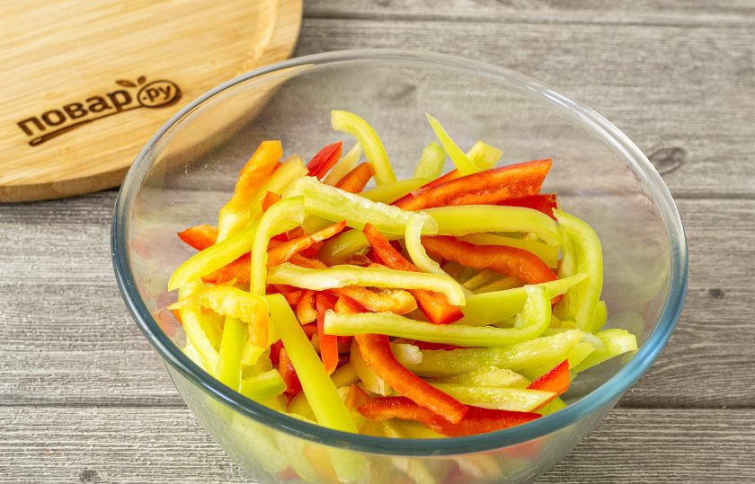 1. Этап. Маринованные перцы по-корейски на зиму: Перцы тщательно промойте, удалите семена и хвостик. Нарежьте соломкой.