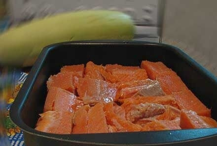 1. Этап. Кета в духовке: В противень или форму для выпекания выложите сначала рыбу.