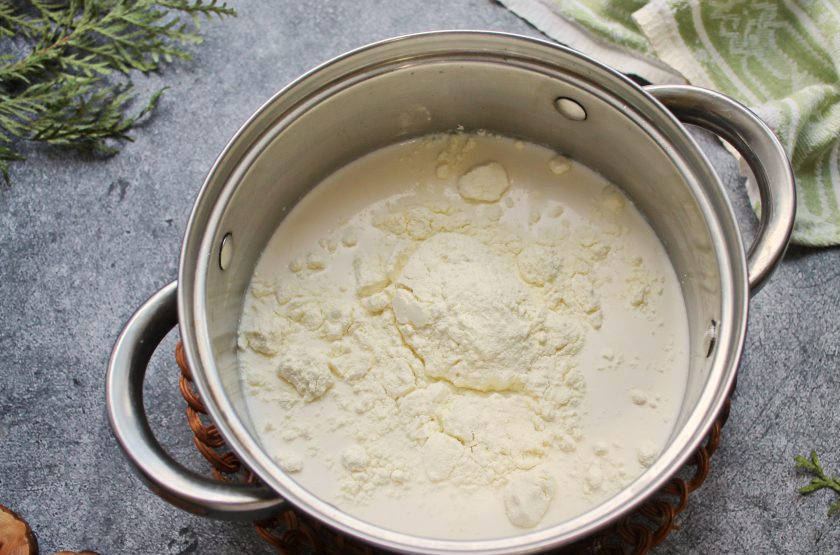 1. Этап. Обезжиренный ванильный йогурт: В кастрюлю налейте теплое молоко и добавьте сухое молоко.