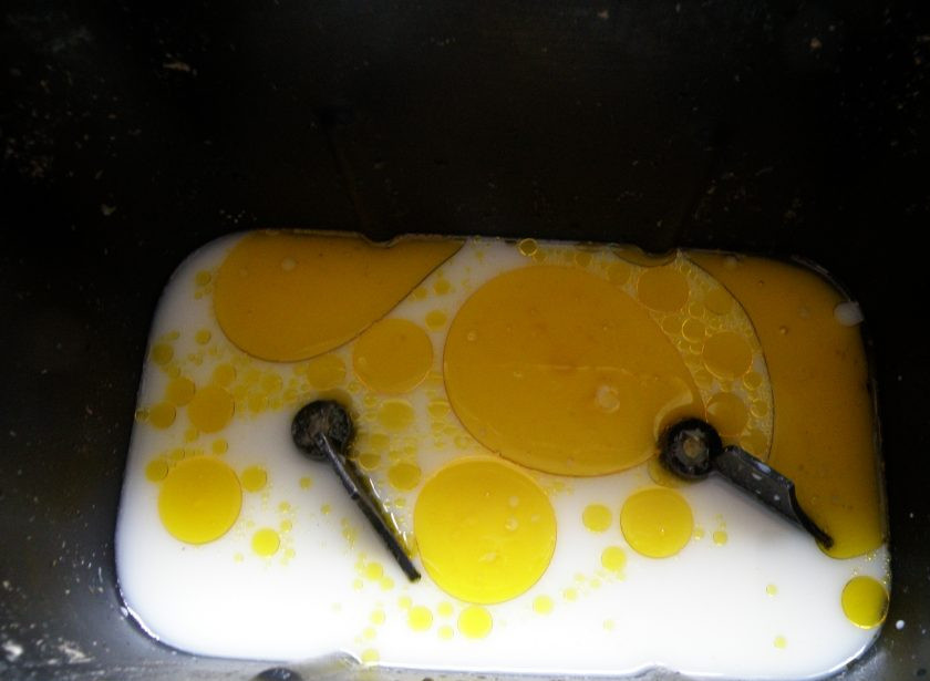 1. Этап. Отрубной хлеб на горчичном масле: В ведерко хлебопечки налейте воду и молоко, добавьте сахар и соль, влейте масло.