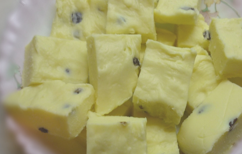 1. Этап. Конфеты Сливочная помадка: Через 3 часа аккуратно извлекаем массу за краешки пленки. Разрезаем на конфетки. Приятного аппетита!