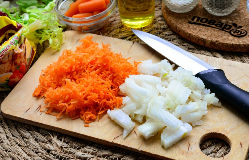 1. Этап. Печеночные ежики: Овощи почистите, лук нарежьте кубиками, а морковь — натрите на мелкой терке.