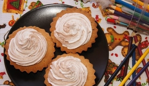 1. Этап. Песочные корзиночки с белковым кремом: В коржики уложите по ложке повидла и выдавите крем из кондитерского мешка. Приятного чаепития!